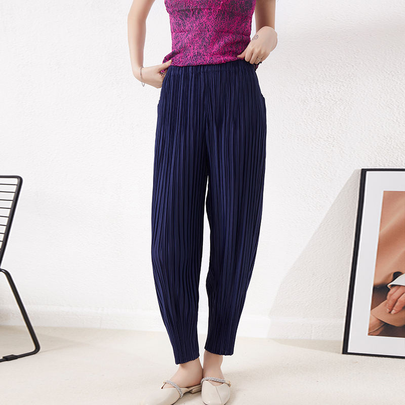 A model wearing the Halle Pants.